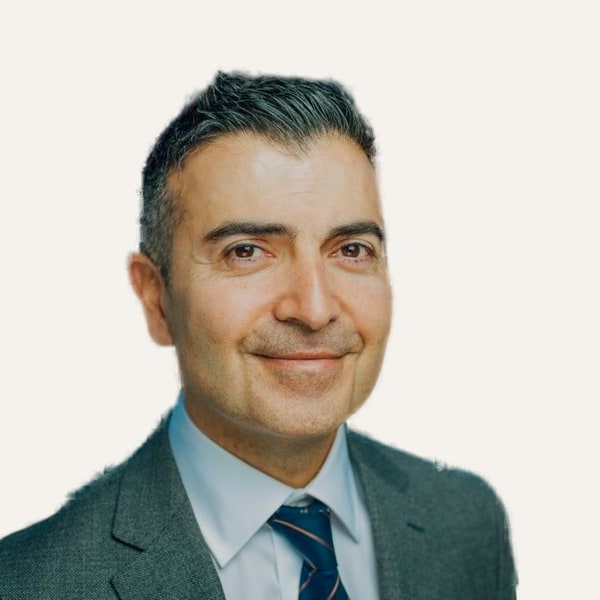 Dr. Kami Parsa, chirurg specializat în lifting facial deep plane în Beverly Hills, Statele Unite ale Americii