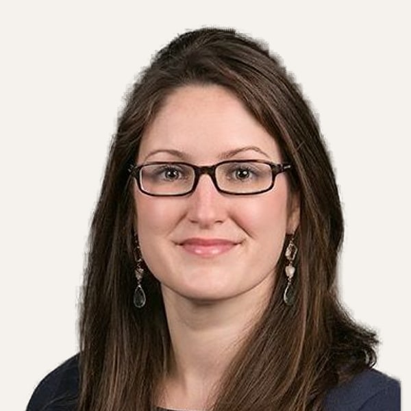 Dr. Laura Hetzler — Cirurgião de Lifting Facial Profundo