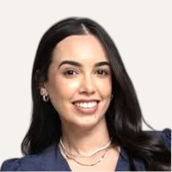 Dr. Marcela Tavares, хирург по дълбок фейслифт в Куритиба, Бразилия