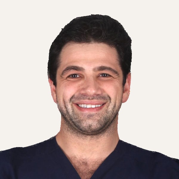 Dr. Mert Ersan, kirurg i deep plane facelift në Stamboll, Turqi