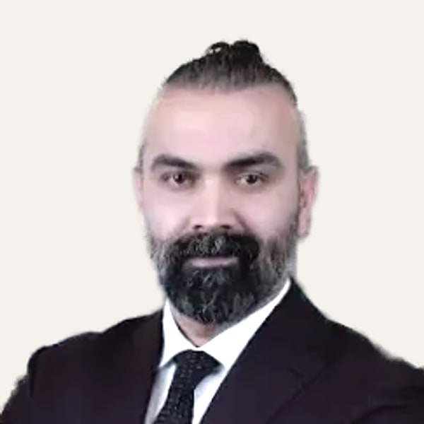 Dr. Mirza Yıldırım, chirurgo specializzato in lifting del deep plane a Antalya, Turchia