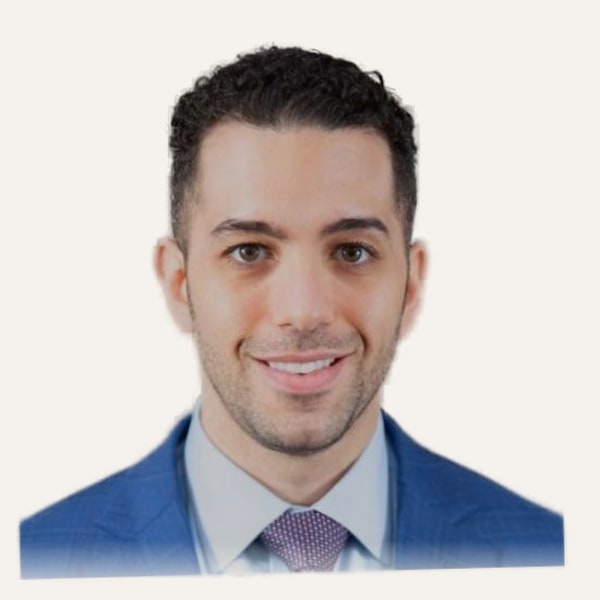 Dr. Moustafa Mourad, chirurg specjalizujący się w deep plane facelift w Nowy Jork, Stany Zjednoczone