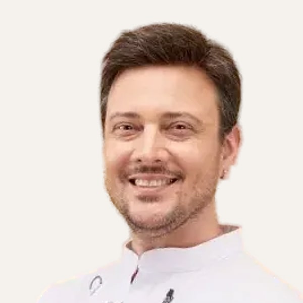 Dr. Mustafa Karakaş, chirurg specializat în lifting facial deep plane în Istanbul, Turcia