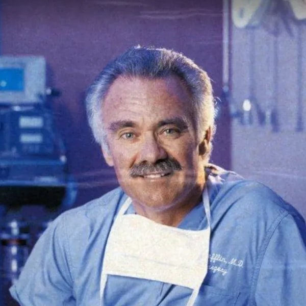 Dr. Steven M. Hoefflin — Cirurgião de Lifting Facial Profundo
