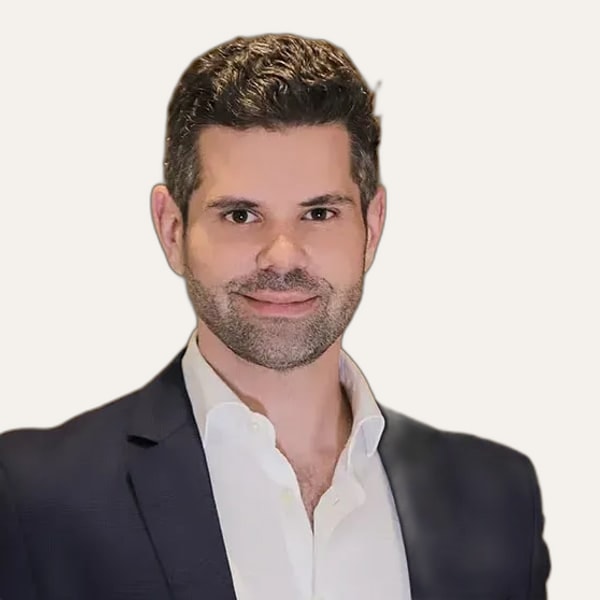 Dr. Thiago Szychta, deep plane facelift surgeon in Curitiba, Brazil