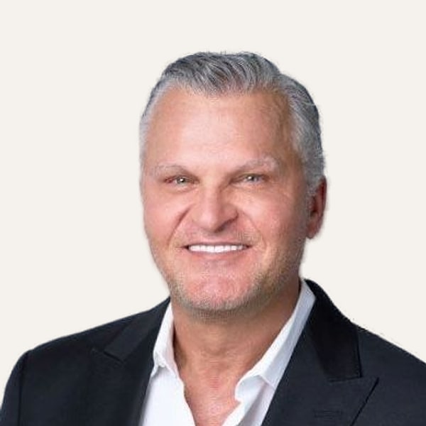 Dr. Thomas Tzikas — Chirurg de lifting facial deep plane